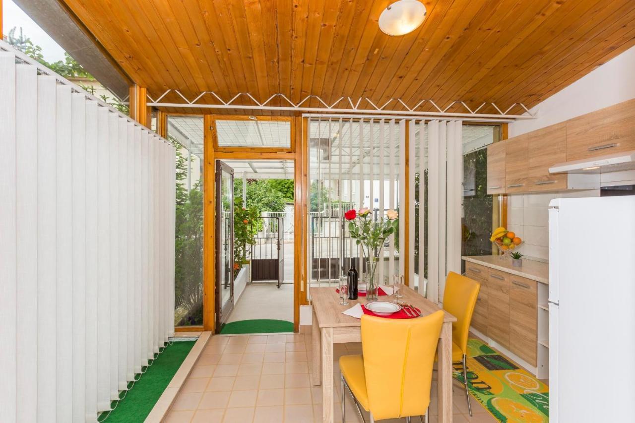 Comfortable Modern Studio With Shaded Patio Split Eksteriør bilde