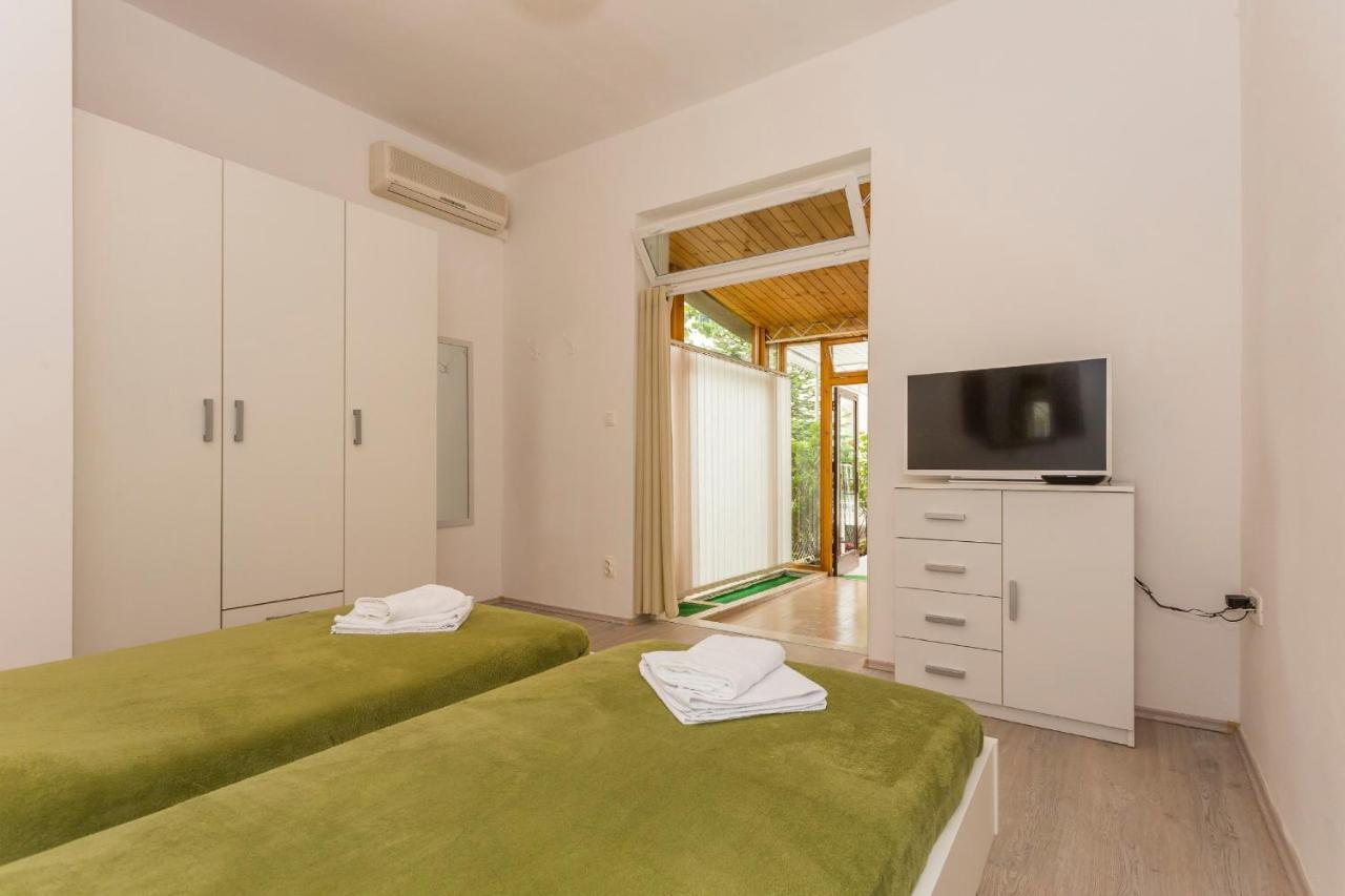Comfortable Modern Studio With Shaded Patio Split Eksteriør bilde