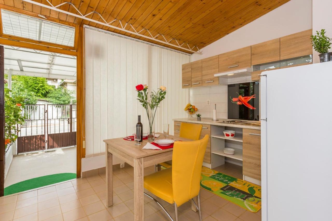 Comfortable Modern Studio With Shaded Patio Split Eksteriør bilde