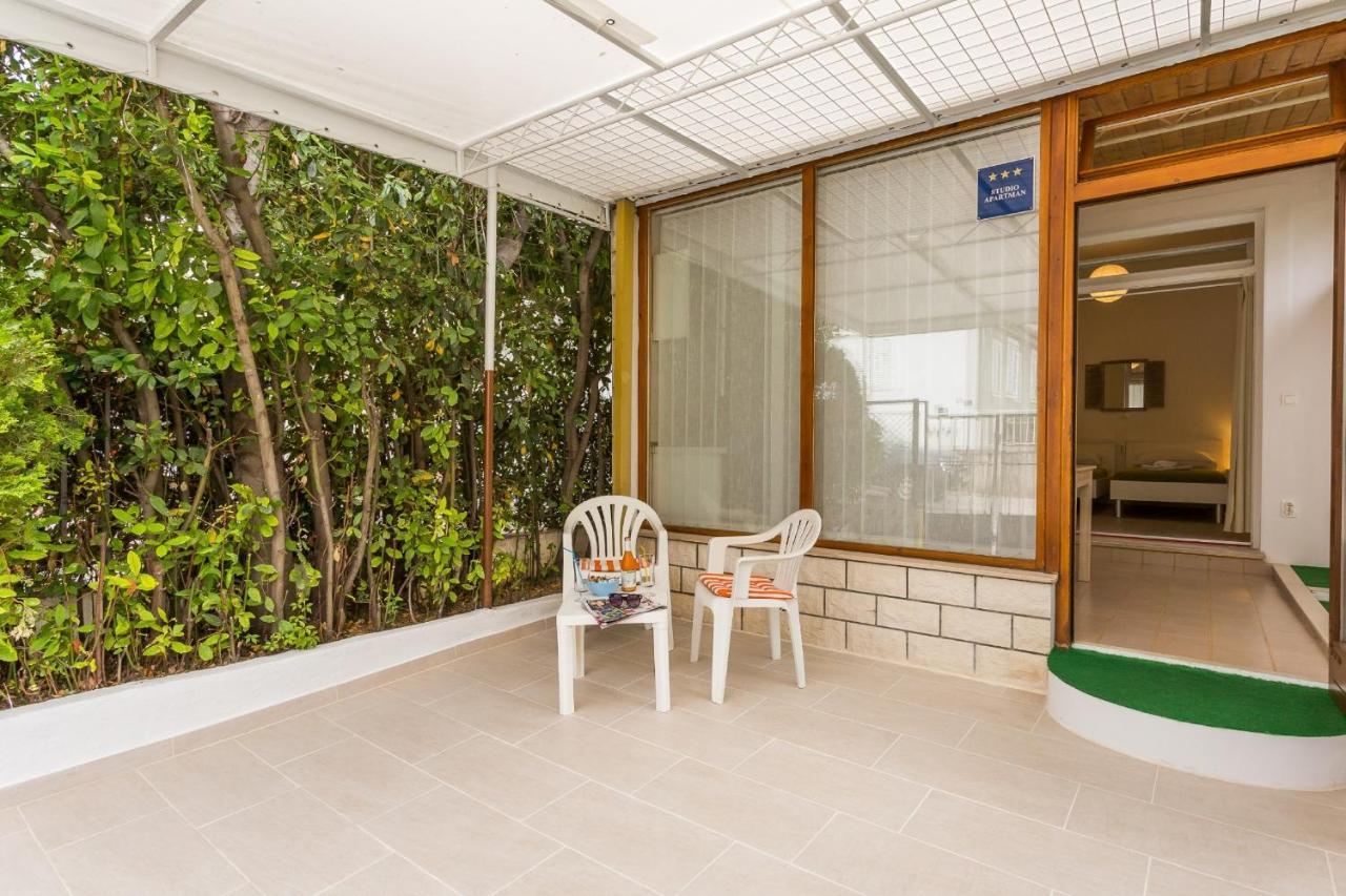 Comfortable Modern Studio With Shaded Patio Split Eksteriør bilde