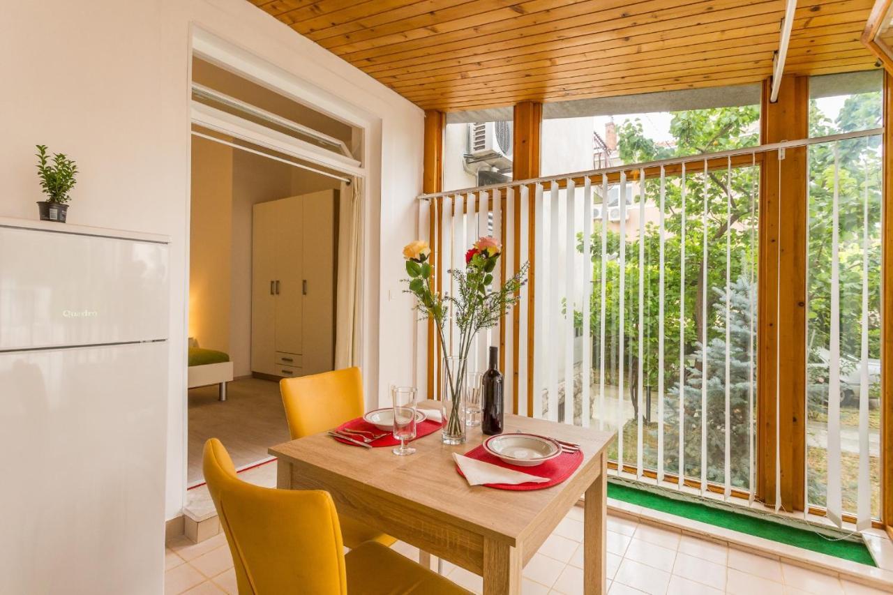Comfortable Modern Studio With Shaded Patio Split Eksteriør bilde